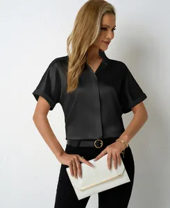 Dettaglio di un'elegante camicia in raso nero a maniche corte con collo alla coreana.
