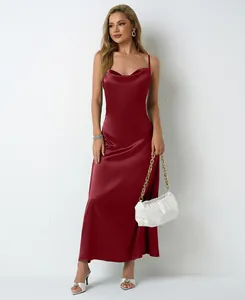 Élégante robe longue en satin rouge avec col bénitier présentée en vue de face