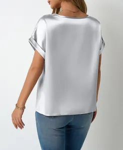 Vista posteriore di camicia di raso argento a maniche corte da donna, vestibilità ampia