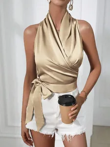 Elegante champagnegouden satijnen halter wrap top met een stijlvolle strik aan de zijkant