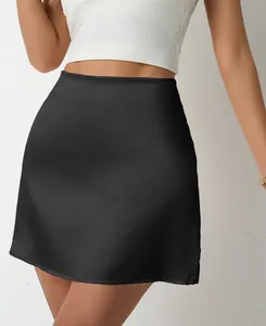 Elegante minigonna a trapezio in raso nero a vita alta per la moda estiva chic.