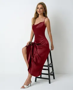 Robe midi nuisette élégante en satin bordeaux avec col bénitier portée par mannequin
