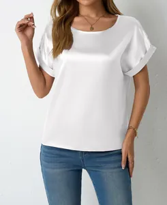 Elegante camicetta di raso bianco a maniche corte da donna con girocollo e risvolti.