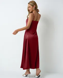 Détail de la robe en satin bordeaux à fines bretelles montrant la texture soyeuse et le drapé