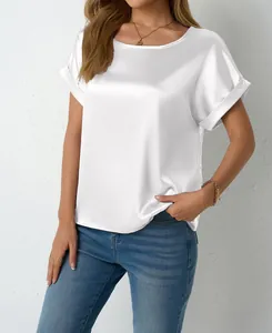 Elegante camicetta di seta bianca a maniche corte con risvolto per un look estivo chic