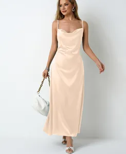 Robe longue élégante en satin champagne avec fines bretelles et col bénitier.