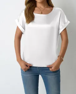 Dettaglio di una camicetta di raso bianco a maniche corte con eleganti risvolti per donna.