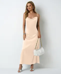 Robe longue élégante en satin champagne avec fines bretelles et sac à main plissé chic.