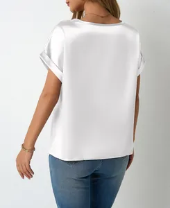 Vista posteriore di camicetta in raso bianco a maniche corte da donna, vestibilità ampia