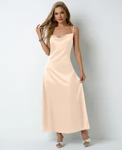 Robe longue élégante en satin champagne sans manches avec col bénitier chic