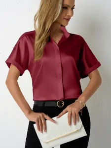 Elegante camicia bordeaux in raso a maniche corte con colletto alla coreana per donna chic