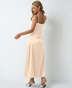 Vue détaillée du dos d'une robe nuisette en satin champagne à fines bretelles fines