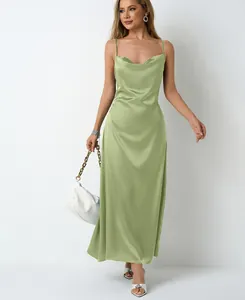 Robe longue élégante en satin vert clair pour femme avec col bénitier et bretelles