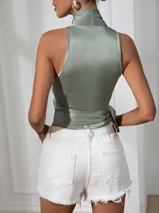Achteraanzicht van elegante saliegroene satijnen haltertop met wikkeldetail in de taille.