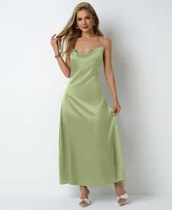 Robe longue élégante en satin vert sauge avec bretelles fines et éclat soyeux fini