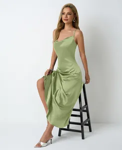 Robe nuisette élégante en satin vert sauge avec col bénitier et longueur midi