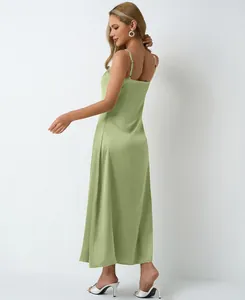 Vue arrière détaillée d'une robe nuisette en satin vert clair au tissu soyeux et coupe élégante