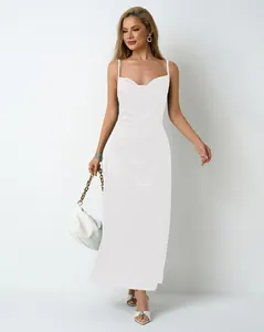 Robe longue élégante en satin blanc sans manches avec col bénitier, vue sur un mannequin.