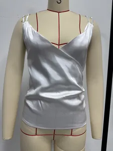 Detailansicht des weißen Satin-Camisoles mit Wickel-V-Ausschnitt auf einer Schneiderpuppe
