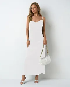 Robe nuisette élégante en satin blanc avec col bénitier et bretelles fines.