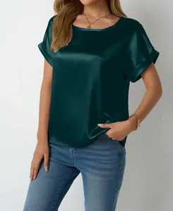 Vista dettagliata della maglietta da donna in raso verde smeraldo a maniche corte