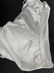 Detailansicht eines weißen Satin-Camisole-Oberteils mit seitlichem Reißverschluss