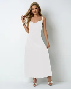 Élégante robe longue en satin blanc avec col bénitier et fines bretelles spaghetti.