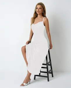 Détail d'une robe nuisette en satin blanc avec un drapé lisse et de fines bretelles.