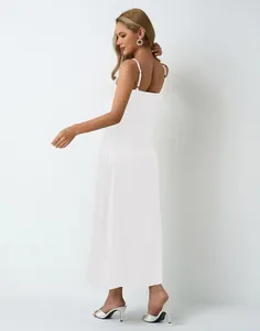 Vue arrière d'une élégante robe longue en satin blanc sans manches pour femme en studio