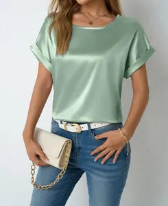 Elegante camicia in raso verde salvia a maniche corte con risvolto e trama liscia