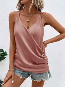 Eleganter satin-unterhemd in altrosa mit v-ausschnitt und drapiertem design