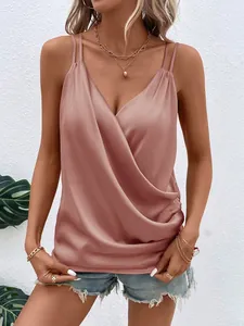 Nahaufnahme der eleganten drapierten Wickelfront dieses rosa Satin-Camisole-Tops.