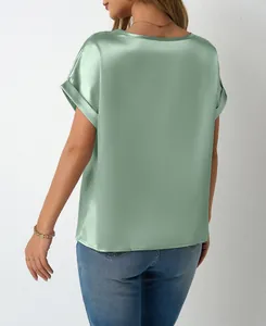 Vista posteriore di camicetta di raso verde salvia a maniche corte da donna, vestibilità ampia