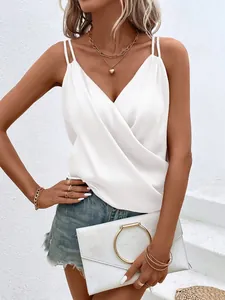 Detailansicht eines weißen Satin-Tops mit V-Ausschnitt und doppelten Trägern