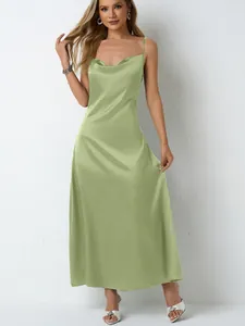 Robe longue élégante en satin vert clair avec col bénitier pour les soirées chics