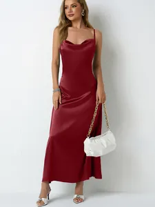 Élégante robe nuisette rouge vin en satin sans manches avec finition soie pour femmes.
