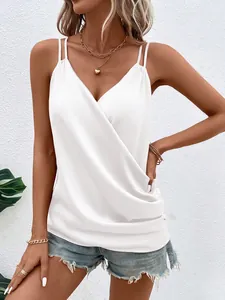 Detailaufnahme eines weißen Satin-Tops mit elegantem Wickeldesign und Doppelträgern.