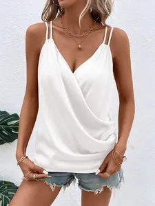 Detailansicht eines weißen Satin-Unterhemds mit Wickeldesign und Doppelträgern.