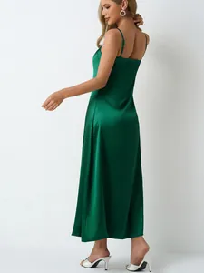 Élégante robe nuisette en satin vert émeraude pour femme avec de fines bretelles réglables