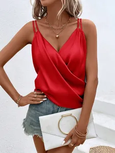 Nahaufnahme des eleganten roten Satin-Wickeltops mit dünnen Doppelträgern