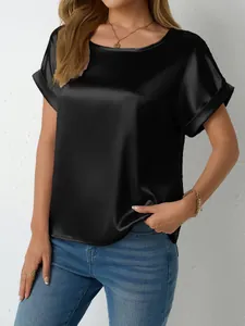 Elegante camicetta da donna in raso nero a maniche corte con girocollo e risvolti