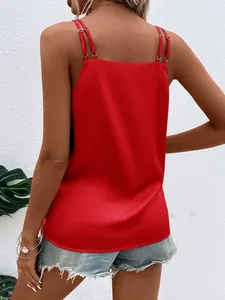 Rückansicht eines roten Satin-Camisole-Tops mit eleganten verstellbaren Doppelträgern.