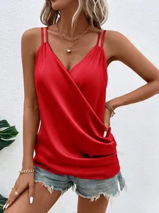 Nahaufnahme des roten Satin-Tops mit elegantem Faltenwurf und feinen Trägern.