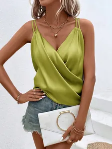 Nahaufnahme eines grünen Satin-Unterhemds für Damen mit elegantem Faltenwurf.