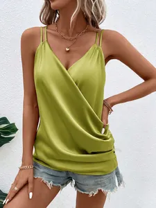 Elegantes Detail des limettengrünen Satin-Camisole mit drapiertem V-Ausschnitt Design