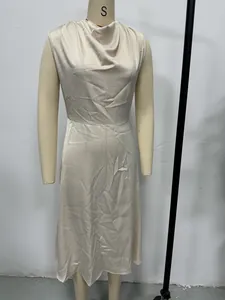 Vista frontale di un abito midi in raso champagne con scollo a cappuccio su un manichino professionale