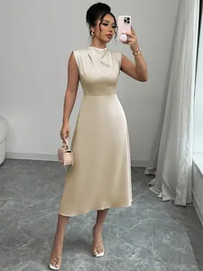 Elegante abito midi in raso champagne con scollo drappeggiato e silhouette a linea A