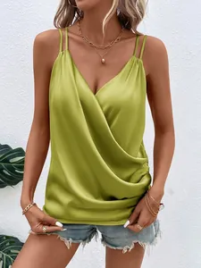 Nahaufnahme eines eleganten limonengrünen Satin-Tops mit raffiniertem Wickel-Design