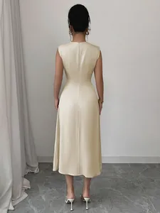 Vista posteriore di un elegante abito midi svasato in raso beige senza maniche