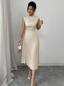 Inquadratura completa di un elegante abito midi in raso champagne con scollo a cappuccio.